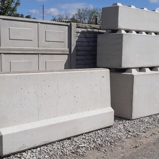 Betónové zvodidlá a betón bloky