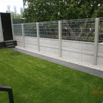 Betónový plot v kombinácii s pletivom