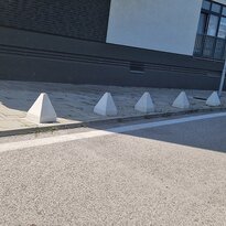 Betónové parkovacie zábrany pyramída