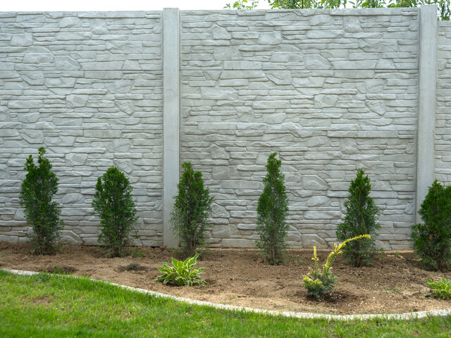 Betónové ploty s kamenným povrchom ako ideálne riešenie pre moderné záhradné dizajny