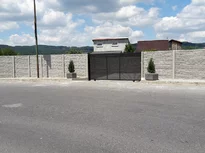 Betónový plot imitácia tehly, pohľad z ulice Betónový plot imitácia tehly, pohľad z ulice
