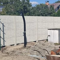 Betónový plot obklad kameň okolo rodinného domu