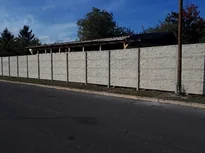 Betónový plot pri záhrade, pohľad z ulice Betónový plot pri záhrade, pohľad z ulice