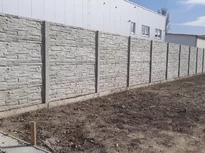 Betónový plot vzor štiepaný kameň pri rodinnom dome Betónový plot vzor štiepaný kameň pri rodinnom dome