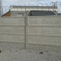 betónový plot vzor tehlička s lemom