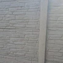 Kamenný obklad na betónovom plote – detail rastra