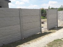 Montáž betónového plotu – osádzanie panelov do stĺpikov