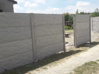 Montáž betónového plotu – osádzanie panelov do stĺpikov Montáž betónového plotu – osádzanie panelov do stĺpikov