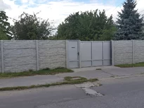 Okrasný betónový plot pohľad z ulice Okrasný betónový plot pohľad z ulice