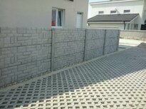 oplotenie okolo domu - betónový plot mozaika