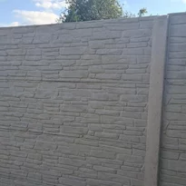 Oplotenie pozemku betónovým plotom vzor kameň obklad