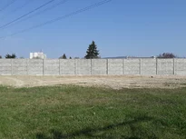 Sivý betónový plot bez povrchovej úpravy Sivý betónový plot bez povrchovej úpravy