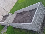 Vyvýšený záhon pripravený na výsadbu Vyvýšený záhon pripravený na výsadbu